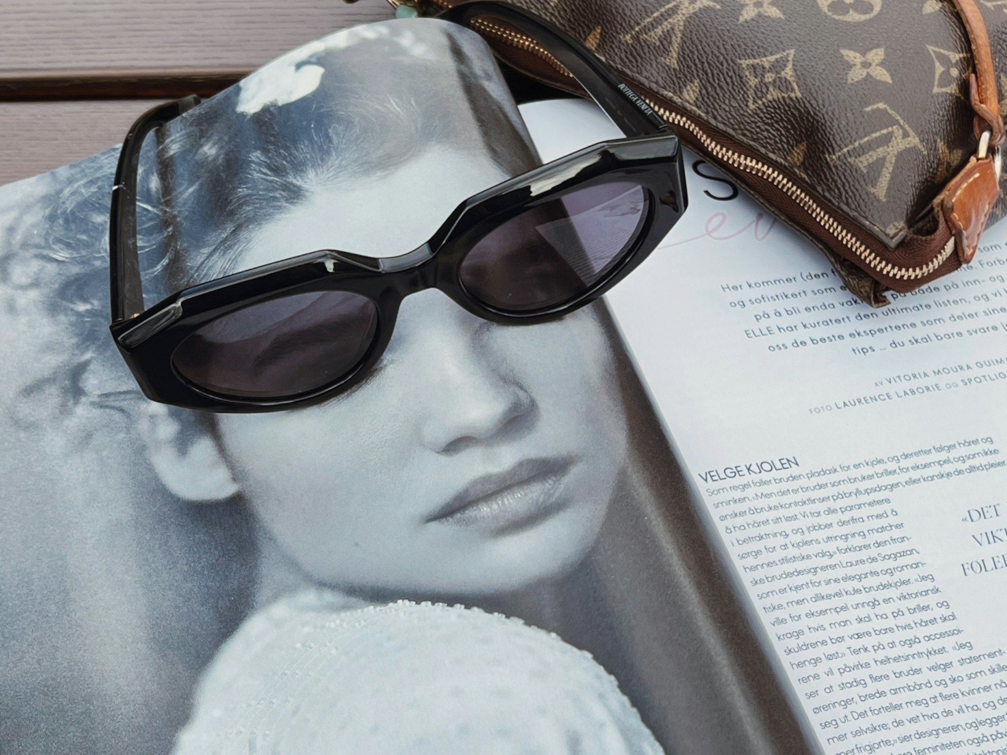 Bilde av solbrille på magasin med bilde av jente