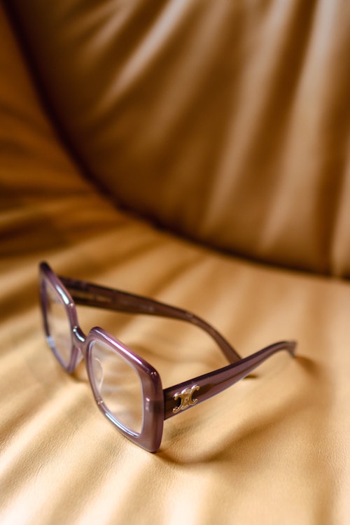 CELINE brille i transparent, dus rosa på en stol