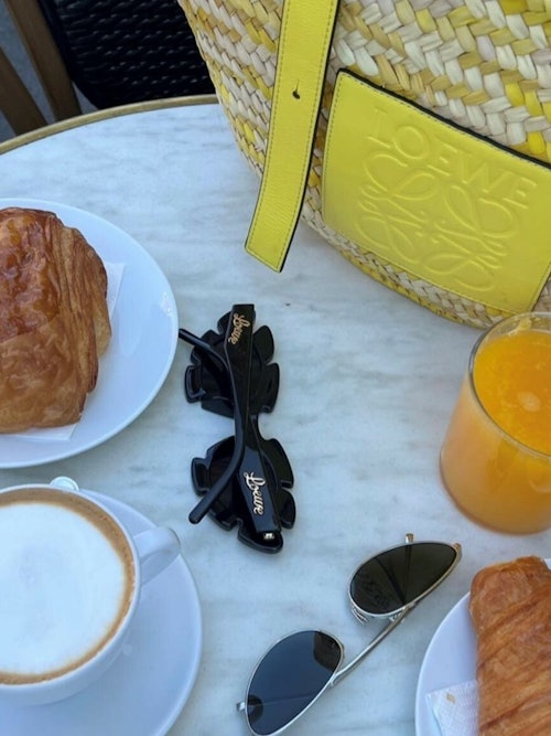 Solbriller på kaffebord
