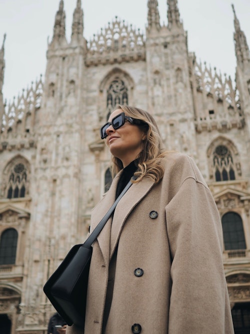 Jente med prada solbriller i Milano foran kirke