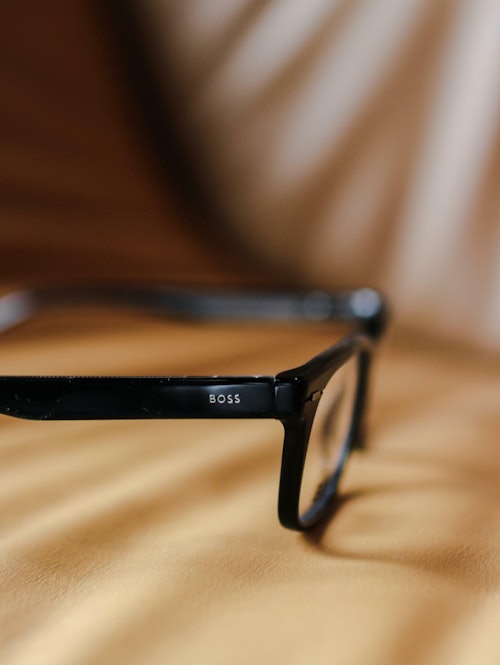 Hugo Boss brille i svart på brunt skinn