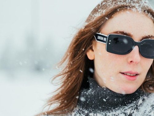 Jente som har på Dior solbrille mens det snør