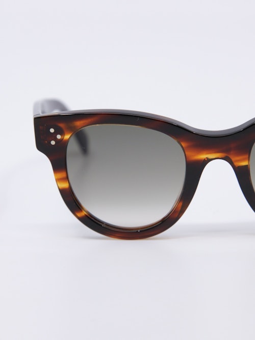 Rund solbrille i brun med grå glass