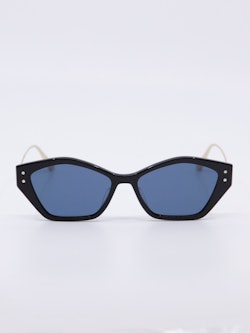 Solbrille med sommerfulg-fasong. Svart ramme og blå solbrilleglass