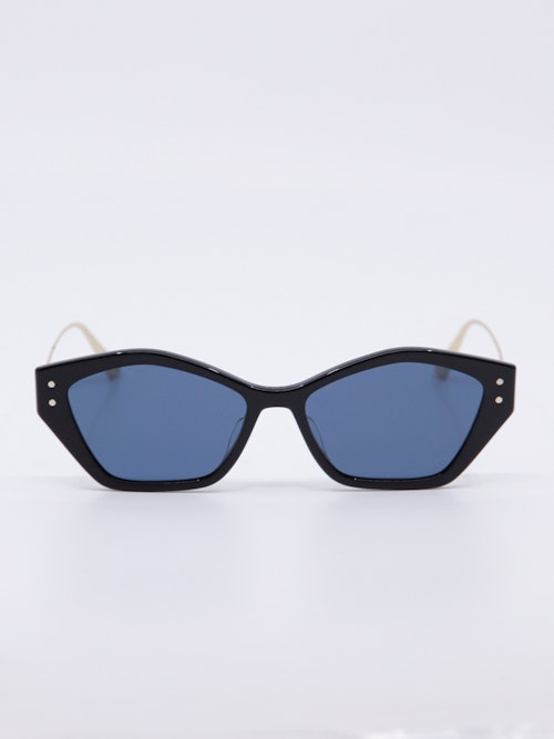 Solbrille med sommerfulg-fasong. Svart ramme og blå solbrilleglass