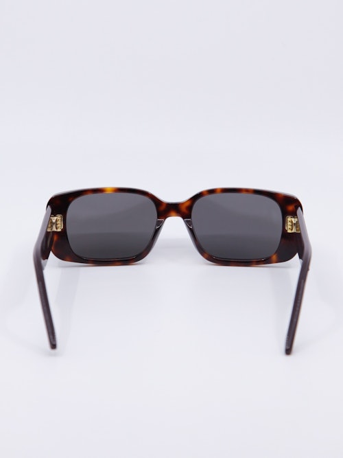 Klassisk solbrille med rektangulær fasong
