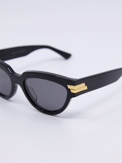 Svart cateye solbrille med gull detaljer