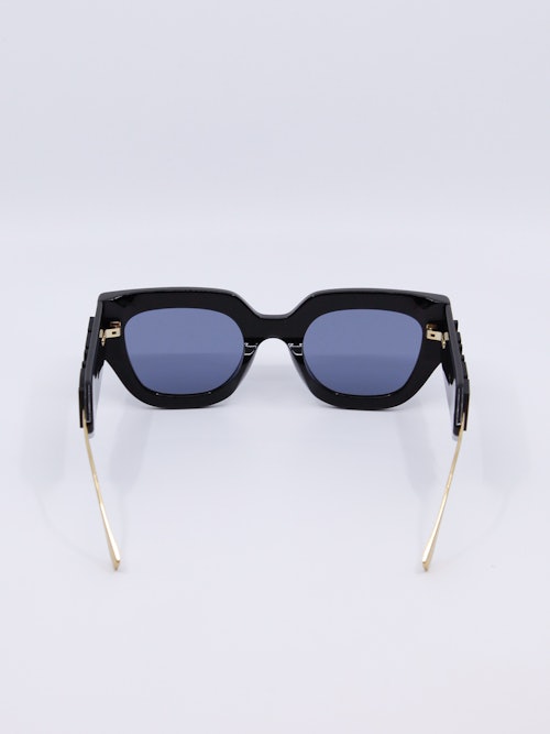 Oversized solbrille i svart med blå solbrilleglass