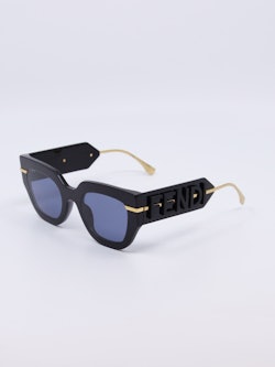Oversized solbrille i svart med blå solbrilleglass