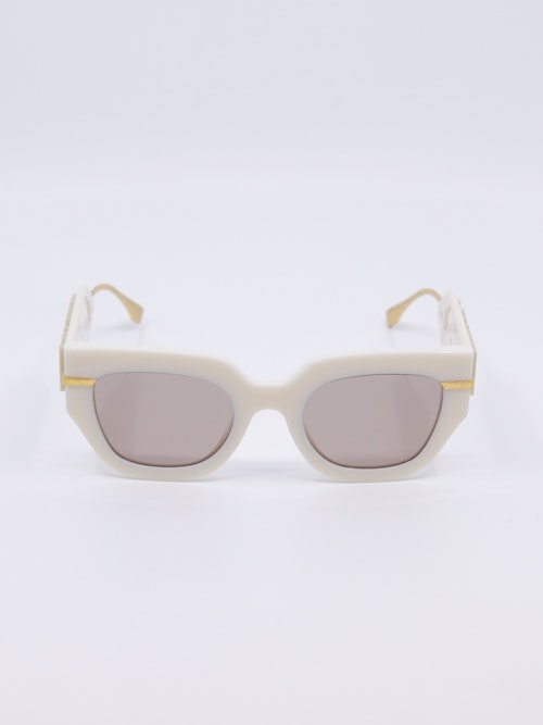 Oversized solbrille i hvit med en rektangulær fasong
