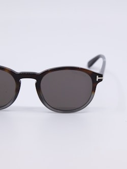 Rund klassisk solbrille i grå og brun