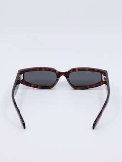 Smal 90s inspirert solbrille i brun