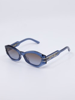Solbrille i transparent blåfarge og lekre detaljer i front og på brillestenger