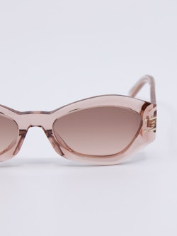 Solbrille i transparent rosa med rosa solbrilleglass