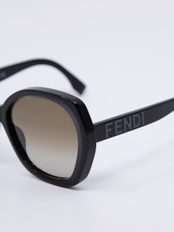 Solbrille fra Fendi med store, graderte solbrilleglass i brun