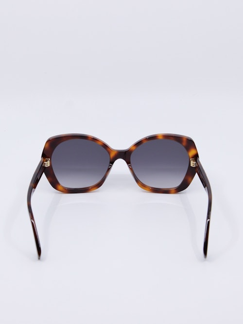 Solbrille i brun, med store graderte solbrilleglass i blå
