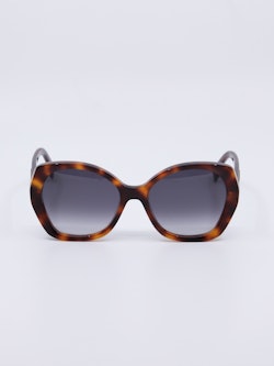 Solbrille i brun, med store graderte solbrilleglass i blå