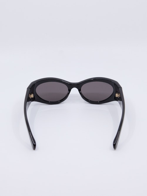 Klassisk svart solbrille med mørke solbrilleglass
