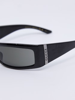 Smal solbrille i svart med grå solbrilleglass