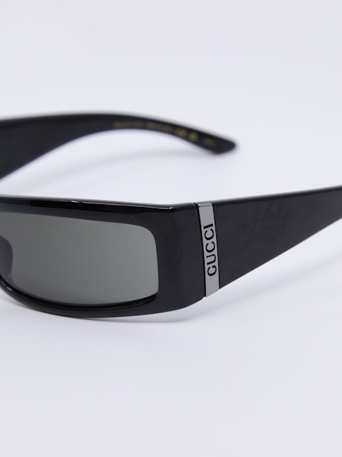 Smal solbrille i svart med grå solbrilleglass