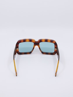 Rektangulær solbrille i brun og med lyseblå solbrilleglass