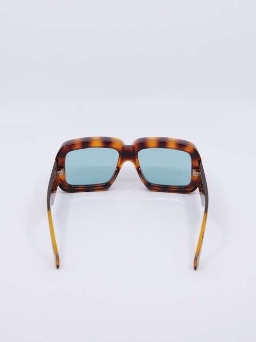 Rektangulær solbrille i brun og med lyseblå solbrilleglass