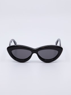 Svart cateye solbrille med mørke solbrilleglass