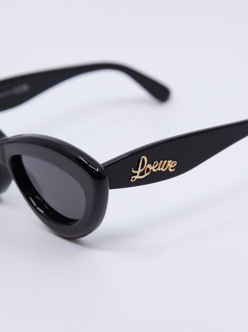 Svart cateye solbrille med mørke solbrilleglass