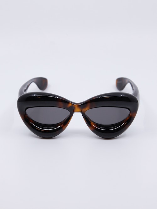 Boblete solbrille i en oversized passform. Solbrillen har en brun farge