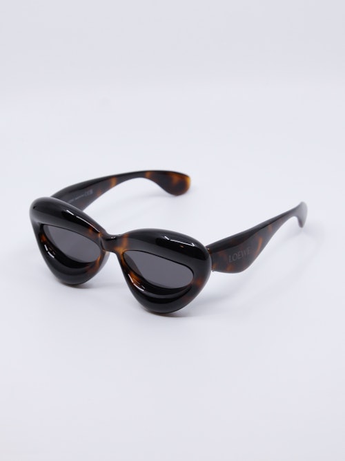 Boblete solbrille i en oversized passform. Solbrillen har en brun farge
