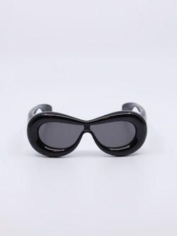 Svart, oval solbrille med grå solbrilleglass