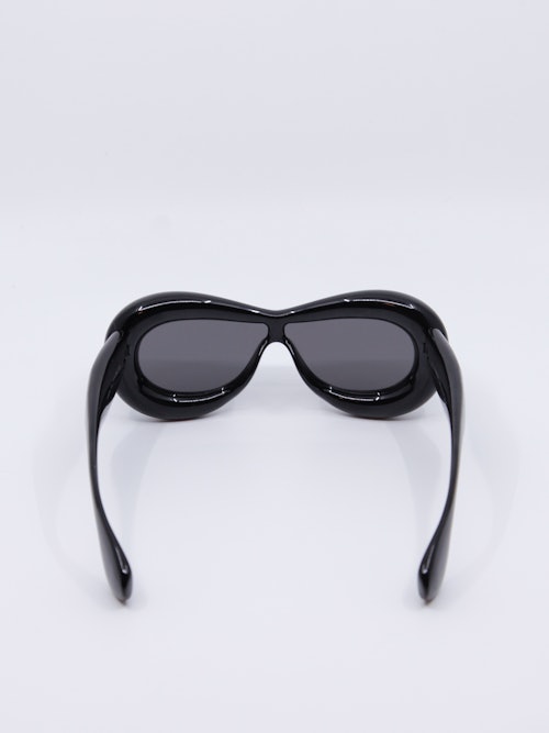 Svart, oval solbrille med grå solbrilleglass