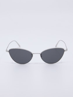 Metallsolbrille med cateyefasong og sølv ramme med mørkegrå solbrilleglass