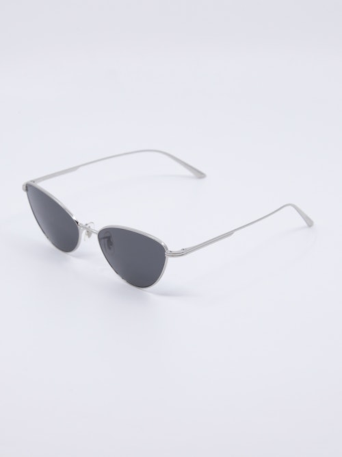 Metallsolbrille med cateyefasong og sølv ramme med mørkegrå solbrilleglass