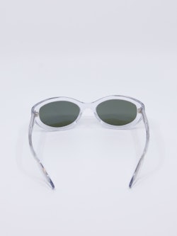 Solbrille i transparent farge og avrundet cateye fasong
