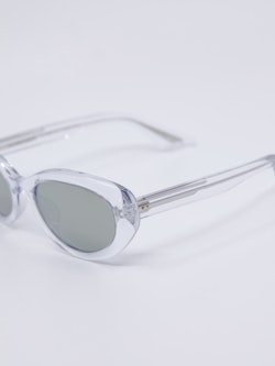 Solbrille i transparent farge og avrundet cateye fasong
