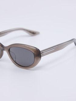 Avrundet cateye solbrille med en grå-brun farge
