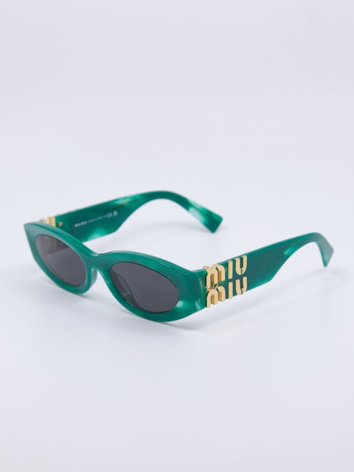 Smal solbrille i sjøgrønn farge med grå solbrilleglass