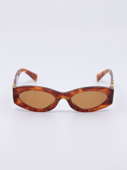Smal solbrille i en rødbrun farge med gule solbrilleglass