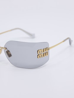 Solbrille med blå glass uten ramme, metallstenger i gull