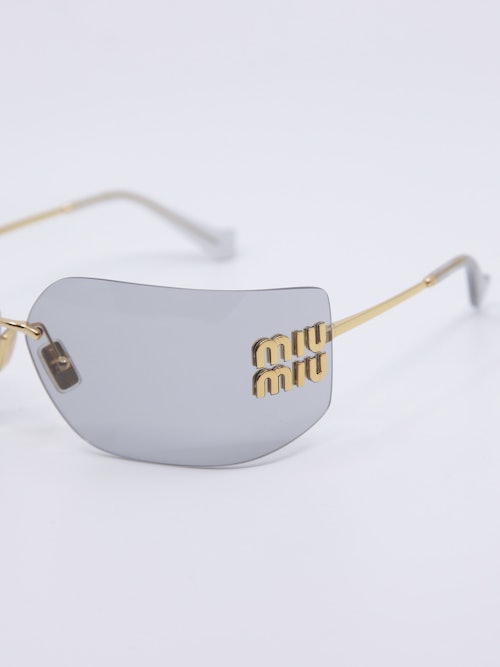 Solbrille med blå glass uten ramme, metallstenger i gull