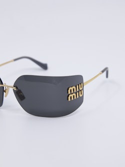 Solbrille uten ramme med en typisk y2k stil