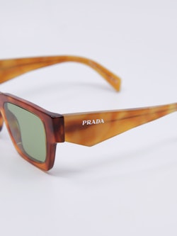 Solbrille med brun ramme og grønne solbrilleglass