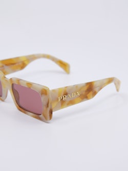 Marmorisert solbrille i en gylden farge og rosa solbrillelglass
