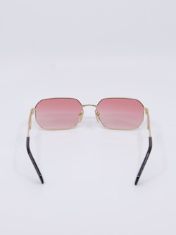 Metallsolbrille med rosa graderte solbrilleglass og ramme i gull