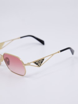 Metallsolbrille med rosa graderte solbrilleglass og ramme i gull