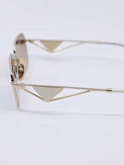 Metallsolbrille med gull-ramme og graderte solbrilleglass