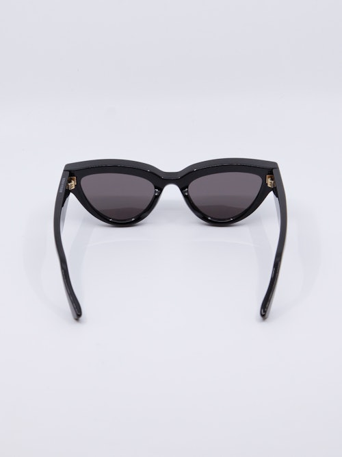 Svart cateyesolbrille med mørke solbrilleglass