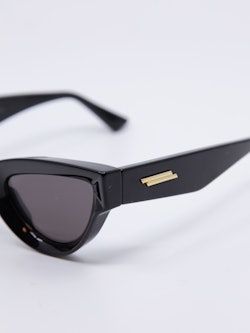 Svart cateyesolbrille med mørke solbrilleglass