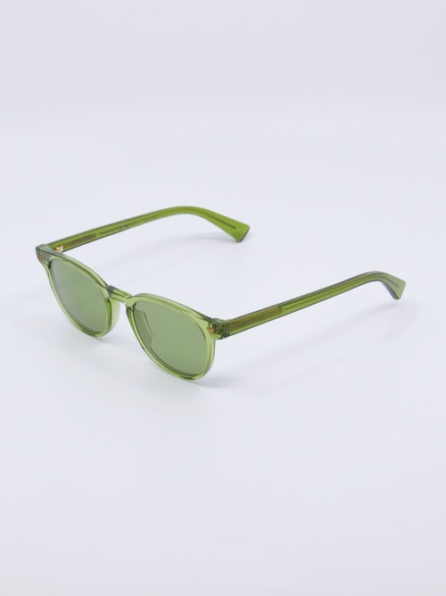 Limegrønn solbrille i klassisk rund fasong